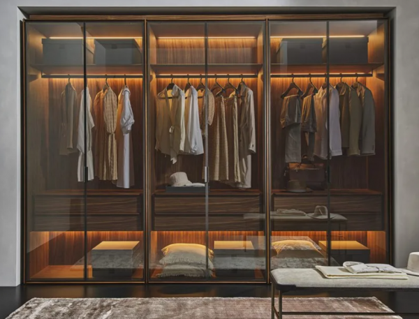 Lemari pakaian dengan pintu kaca dan rak terbuka untuk tampilan yang modern